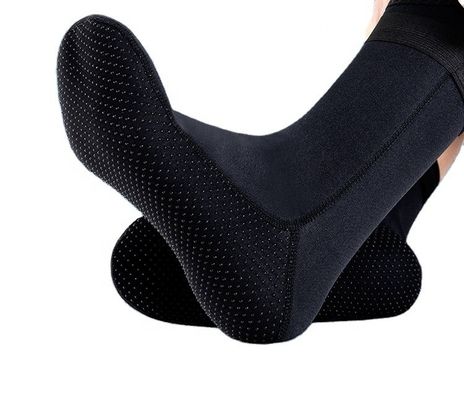 Des chaussettes de plongée étanches pour la natation et le surf avec des chaussettes de beauté de couleur solide et des petits points 3D