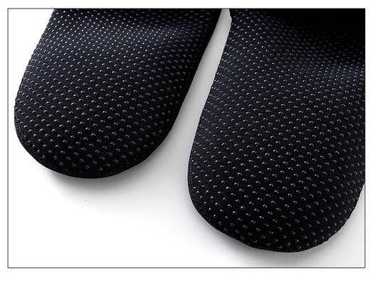Des chaussettes de plongée étanches pour la natation et le surf avec des chaussettes de beauté de couleur solide et des petits points 3D