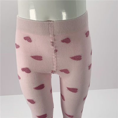 Des collants confortables en coton respirant avec des cœurs roses
