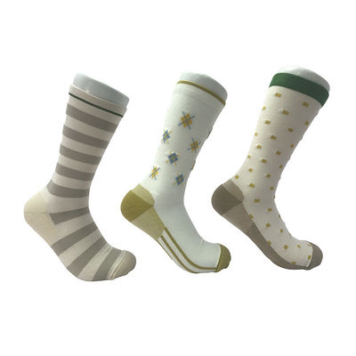 Des chaussettes de sport à compression de style régulier respirantes pour la course à pied tricotées et antidérapantes