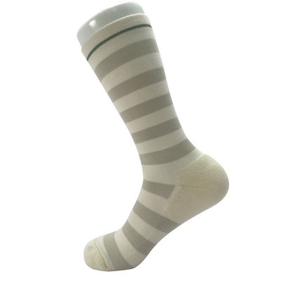Des chaussettes de sport à compression de style régulier respirantes pour la course à pied tricotées et antidérapantes