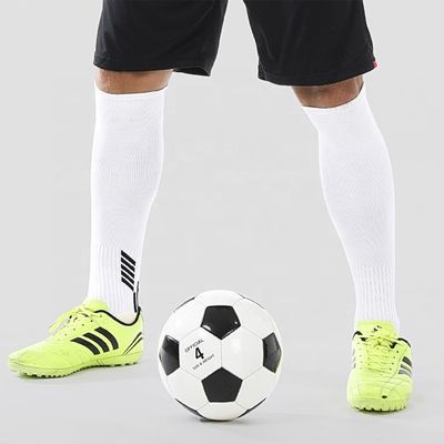 Des chaussettes de football en polyamide haute hauteur du genou pour enfants avec un design rembourré et un fond antidérapant
