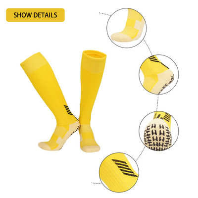 Des chaussettes de football en polyamide haute hauteur du genou pour enfants avec un design rembourré et un fond antidérapant