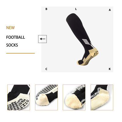 Des chaussettes de football en polyamide haute hauteur du genou pour enfants avec un design rembourré et un fond antidérapant
