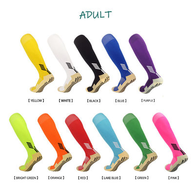 Des chaussettes de football en polyamide haute hauteur du genou pour enfants avec un design rembourré et un fond antidérapant