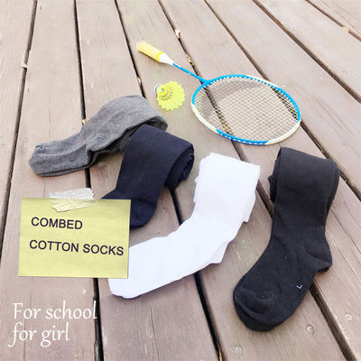 Des chaussettes de classe pour filles à la couture en coton peint