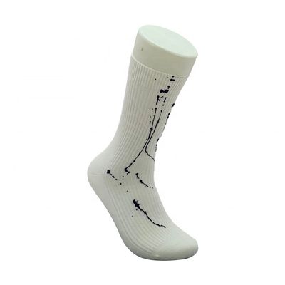 Des chaussettes de coton blanches pour hommes de style régulier avec imprimés anti-dérapants et d'encre personnalisés