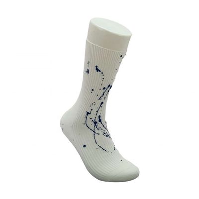 Des chaussettes de coton blanches pour hommes de style régulier avec imprimés anti-dérapants et d'encre personnalisés