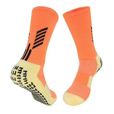 Des chaussettes de sport adaptées pour le football antidérapantes et résistantes aux chocs
