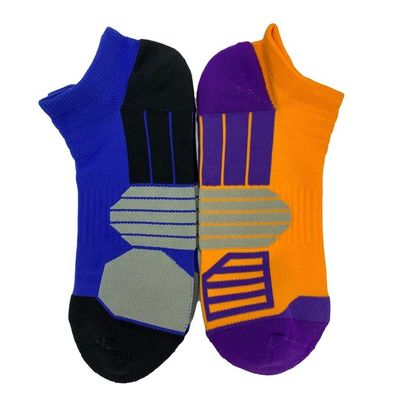 Des chaussettes de sport à cheville unisexe de style régulier avec un design antidérapant et une technologie de séchage rapide