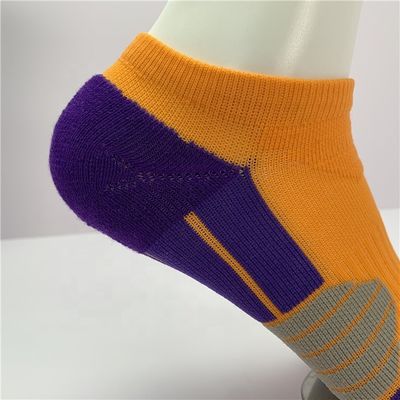 Des chaussettes de sport à cheville unisexe de style régulier avec un design antidérapant et une technologie de séchage rapide