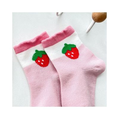 Des chaussettes pour enfants avec des dessins animés mignons et des tissus en coton doux d'épaisseur standard