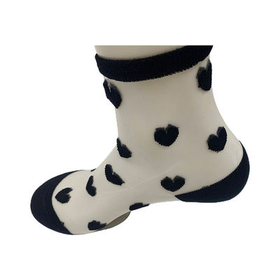 Des chaussettes de soie transparentes avec une longueur de cheville en dentelle