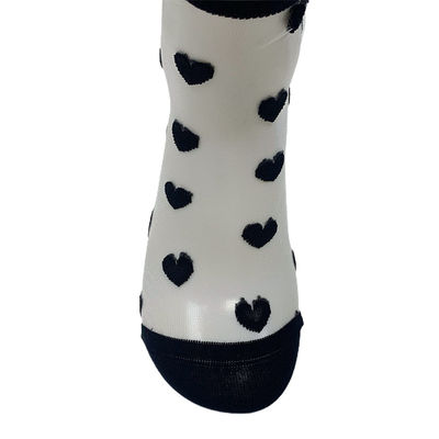 Des chaussettes de soie transparentes avec une longueur de cheville en dentelle