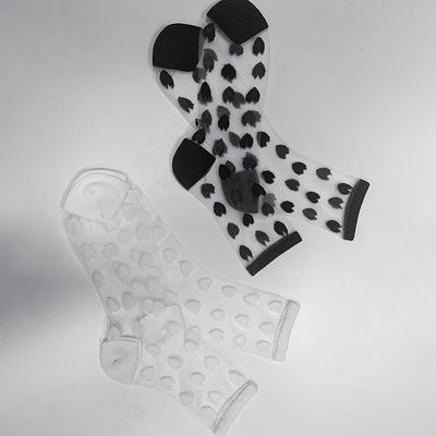 Des chaussettes de soie transparentes avec une longueur de cheville en dentelle