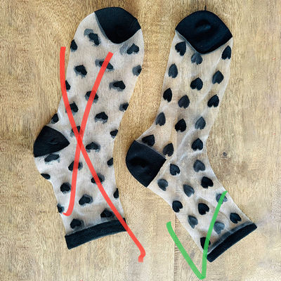 Des chaussettes de soie transparentes avec une longueur de cheville en dentelle