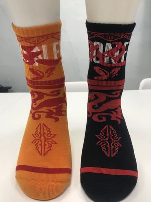 Des chaussettes de sport orange de luxe pour un confort étirant et un football antidérapant
