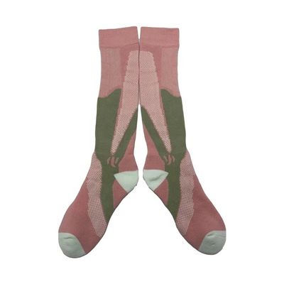 Des chaussettes de sport anti-dérrapage à motifs rose-bleu