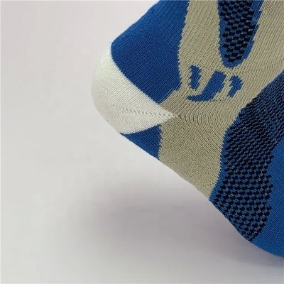 Des chaussettes de sport anti-dérrapage à motifs rose-bleu