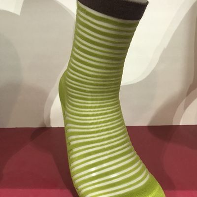 Des chaussettes de verre tricotées confortables en nylon de coton pour femmes Logo personnalisé OEM 35-40 Taille femme