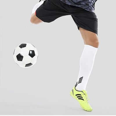 Tissu élastique en polyamide solide Anti-dérapant doux Soccer Sport Soccer Longues chaussettes à poignée