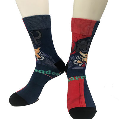 Des chaussettes de sublimation numérique d'impression 3D pour hommes avec conception de logo personnalisé dans un style régulier