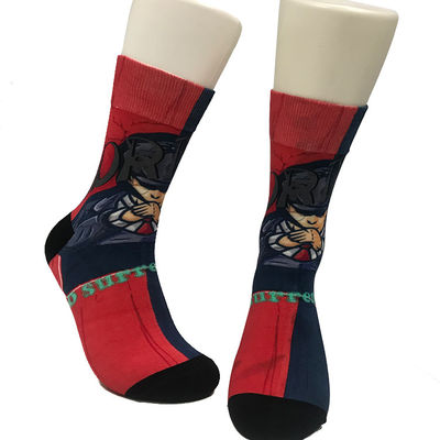 Des chaussettes de sublimation numérique d'impression 3D pour hommes avec conception de logo personnalisé dans un style régulier