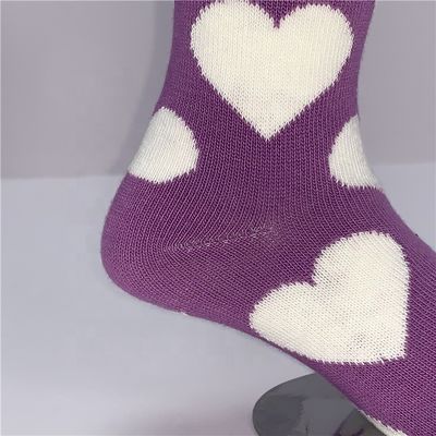 Des chaussettes pour bébés en coton biologique antidérapant pour 6 à 12 mois en matériau doux et respirant