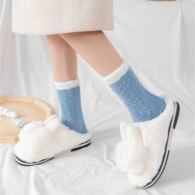 Des chaussettes de sol en laine de corail chaude sur mesure pour femmes non abrasives et durables