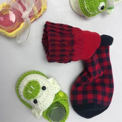 Des chaussettes respirantes pour femmes en coton rouge à carreaux et en coton sur mesure