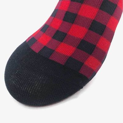 Des chaussettes respirantes pour femmes en coton rouge à carreaux et en coton sur mesure