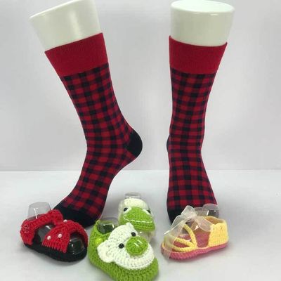 Des chaussettes respirantes pour femmes en coton rouge à carreaux et en coton sur mesure