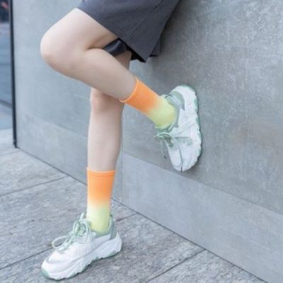 Unisexe Embroidery personnalisé Logo Sport Athletic Cotton Crew Tie Dye Socks Détection d'aiguille Oui
