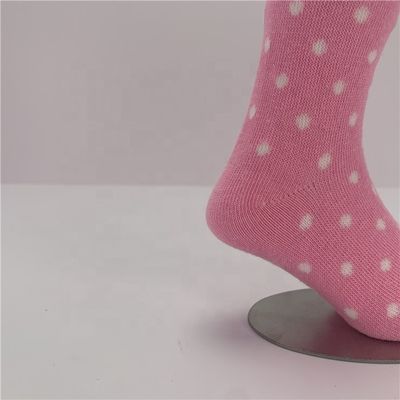 Des chaussettes de bébé en coton sur mesure pour la chaleur et la mode