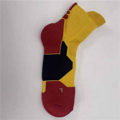 Des chaussettes de basket-ball personnalisées avec un tissu tricoté respirant et un motif d'impression d'hiver