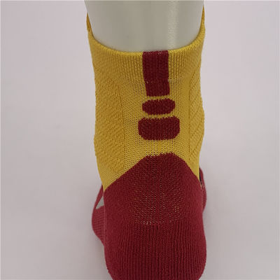 Des chaussettes de basket-ball personnalisées avec un tissu tricoté respirant et un motif d'impression d'hiver