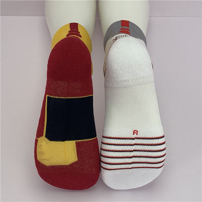 Des chaussettes de basket-ball personnalisées avec un tissu tricoté respirant et un motif d'impression d'hiver