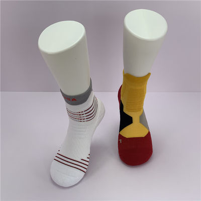Des chaussettes de basket-ball personnalisées avec un tissu tricoté respirant et un motif d'impression d'hiver