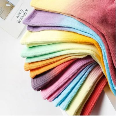 Des chaussettes de beauté non glissantes à la cravate teintée avec poignée de logo à manchette des chaussettes de patinage colorées en coton