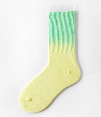 Des chaussettes de beauté non glissantes à la cravate teintée avec poignée de logo à manchette des chaussettes de patinage colorées en coton
