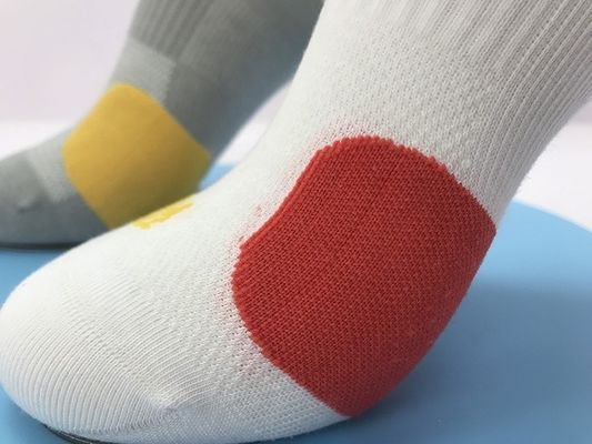 Des chaussettes de beauté antidérapantes des chaussettes de sport de course avec compression et 3% de tissu élastique