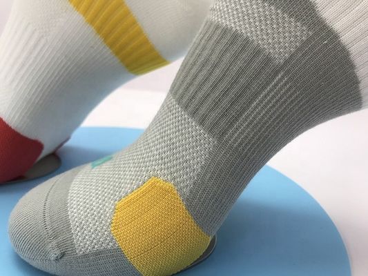 Des chaussettes de beauté antidérapantes des chaussettes de sport de course avec compression et 3% de tissu élastique