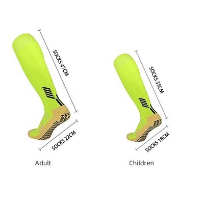 Fonction antidérapant chaussettes de football pour enfants avec un matériau épais et des bandes de genou élevé