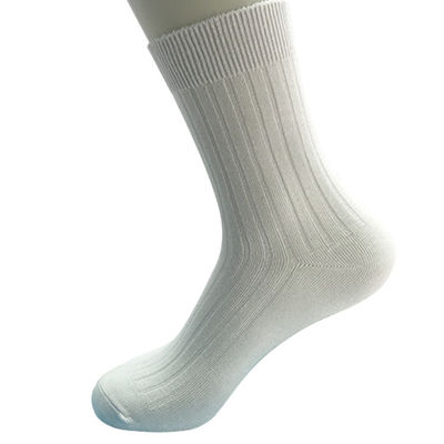 Des chaussettes blanches pour femmes à l'humidité absorbante respirante