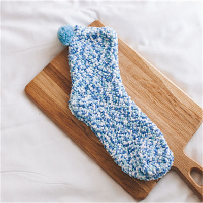 Des chaussettes de Noël chaudes et chaudes, des chaussettes avec cadeau.