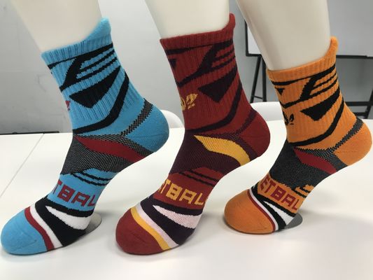 Des chaussettes de sport en coton respirant imprimées en couleurs multiples avec un style et un rembourrage réguliers