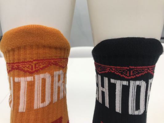 Des chaussettes de sport en coton respirant imprimées en couleurs multiples avec un style et un rembourrage réguliers