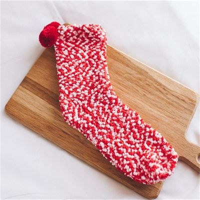 Une chaussette de Noël douce, respirante, de mode, en hiver, en laine de corail, avec des points de couleurs multiples