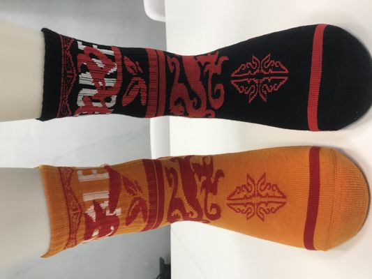 Des chaussettes de sport en coton respirant imprimées en couleurs multiples avec un style et un rembourrage réguliers