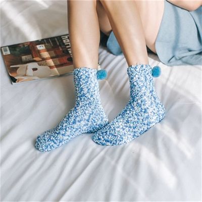Une chaussette de Noël douce, respirante, de mode, en hiver, en laine de corail, avec des points de couleurs multiples